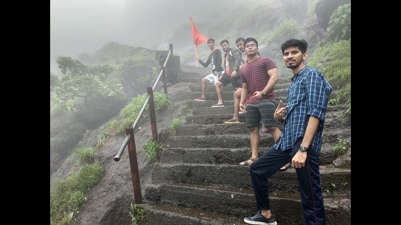 raigad trek in monsoon