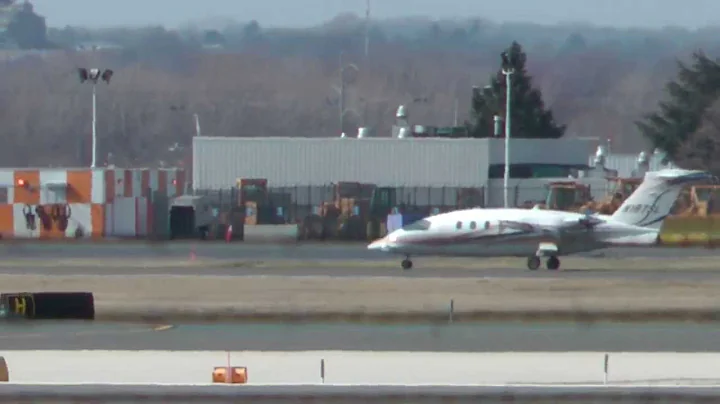 [HD] Avantair Piaggio P-180 Avanti Philadelphia Intl Airport