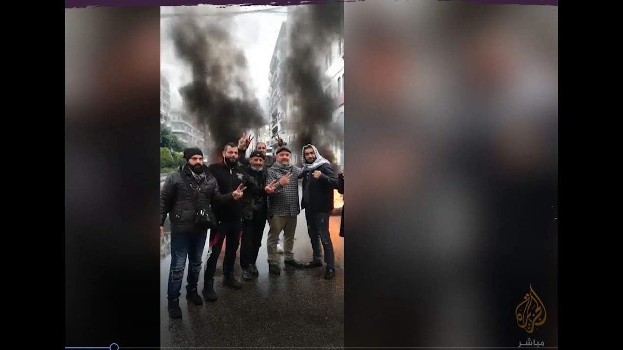 "السياسيين بيخربوا البلد.. والمظلومين هنًّ بياكلوها"...محتجون يقطعون الطريق بساحة النور في لبنان