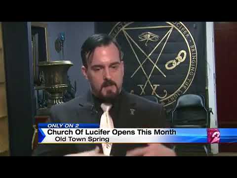 Video: Crna Misa: Satanic Fashion Show U Crkvi Na Londonskom Tjednu Mode - Alternativni Prikaz