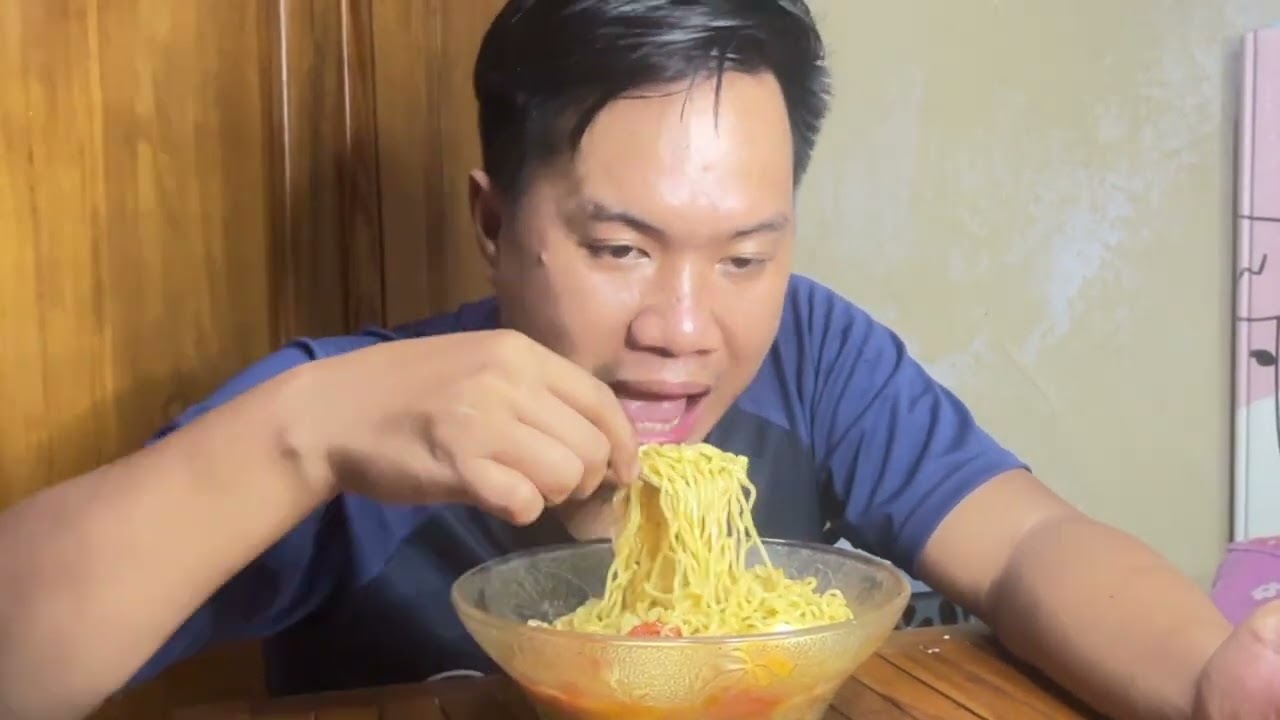 Mukbang Mie pedas + Telur rebus + Tomat segar #mukbang #miepedas #makanviral 