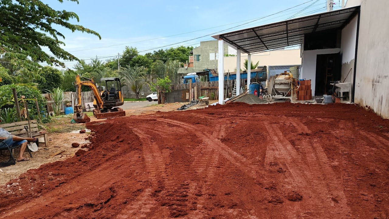 Espalhando terra com a escavadeira.fico bom de mais.