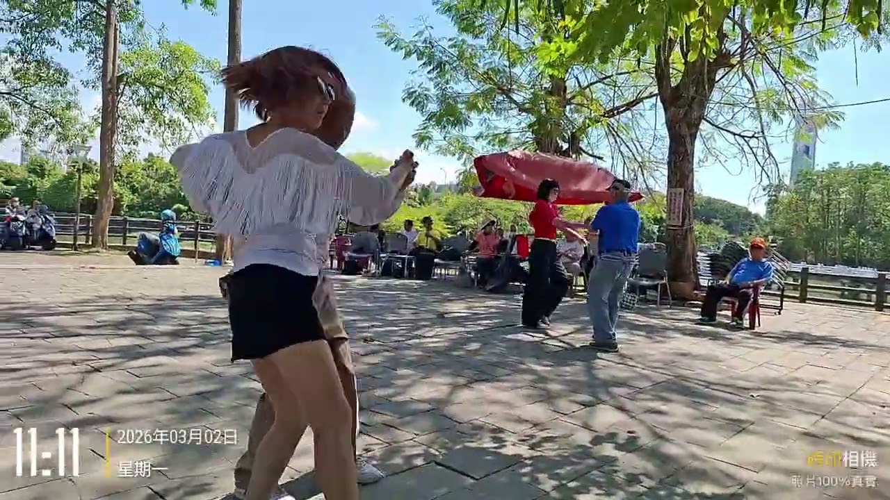 金獅湖廣場小姐唱歌跳舞