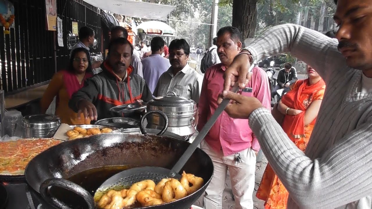 Mumbai People Enjoying Breakfast - Sada Dosa Starts @ 25 rs - Street Food Mumbai | Indian Food Loves You