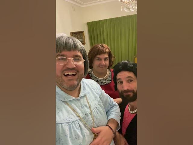Etnic mums trying to take a photo