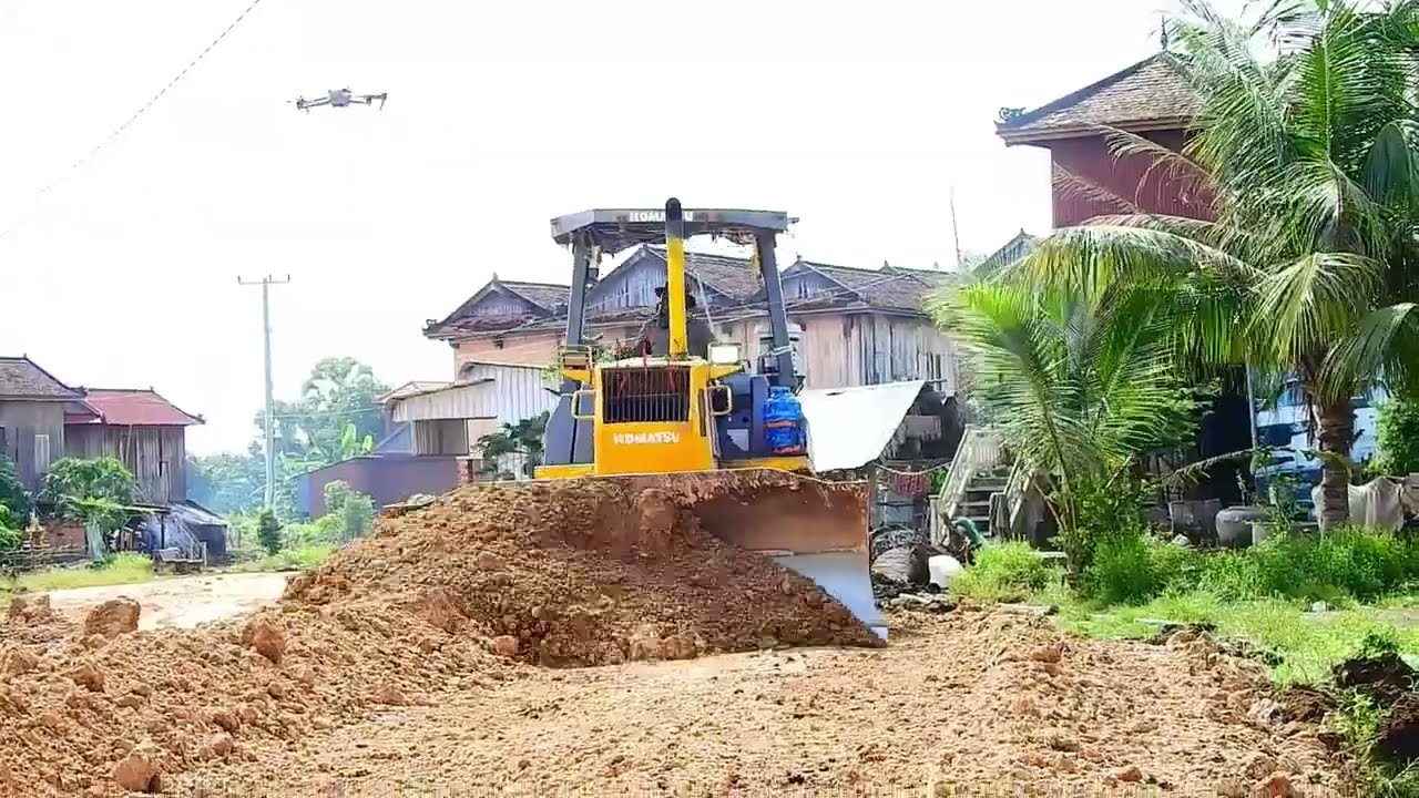 Great Working KOMATSU Bulldozer And Dump Truck 25.5t Filling Death Road