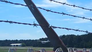 Cessna 172L Skyhawk Landing &amp; Diamond DA40 Take-Off at Lakewood Airport (N12)