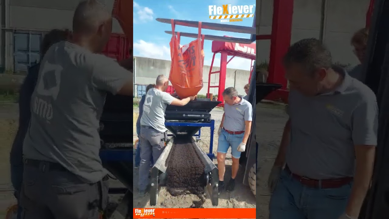 Screening compost with the Mini Screener MC. Screen: 10x10mm. Output: 12000l / h.