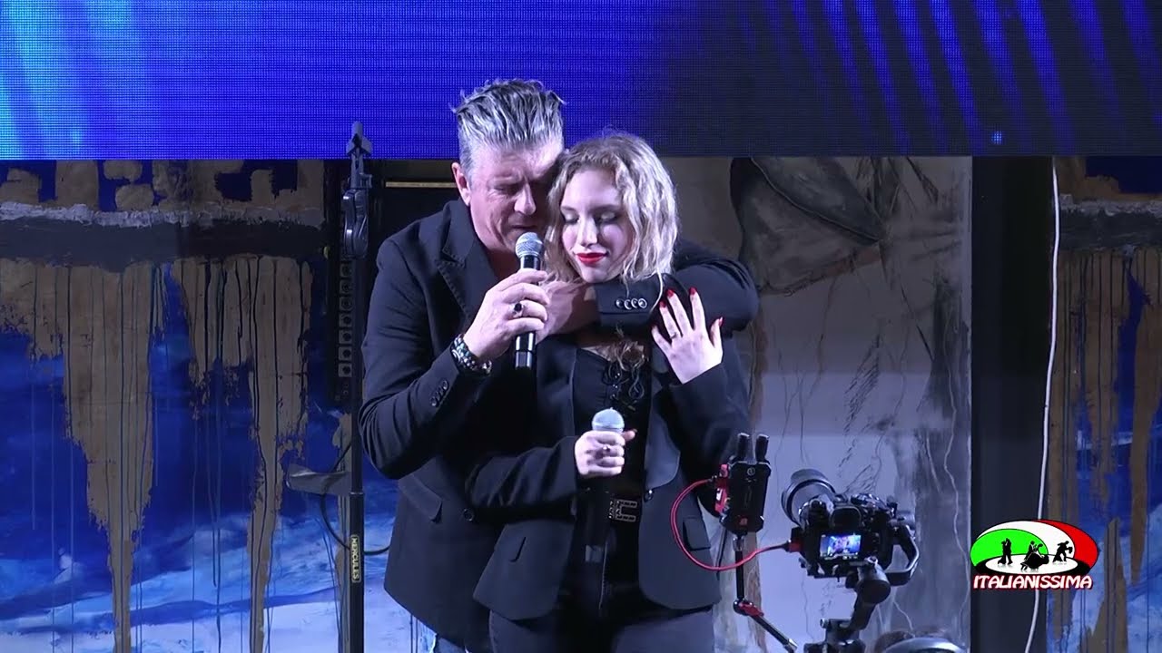 OMAR CODAZZI AURORA CODAZZI UN BACIO D'APPOGGIO #italianissimatv #veryitaliantv