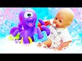 Kız oyunları. Oyuncak bebek Anabelle ahtapot ile oynuyor. Su oyunları.
