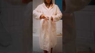 Wie Bindest Du Deinen Bademantel?