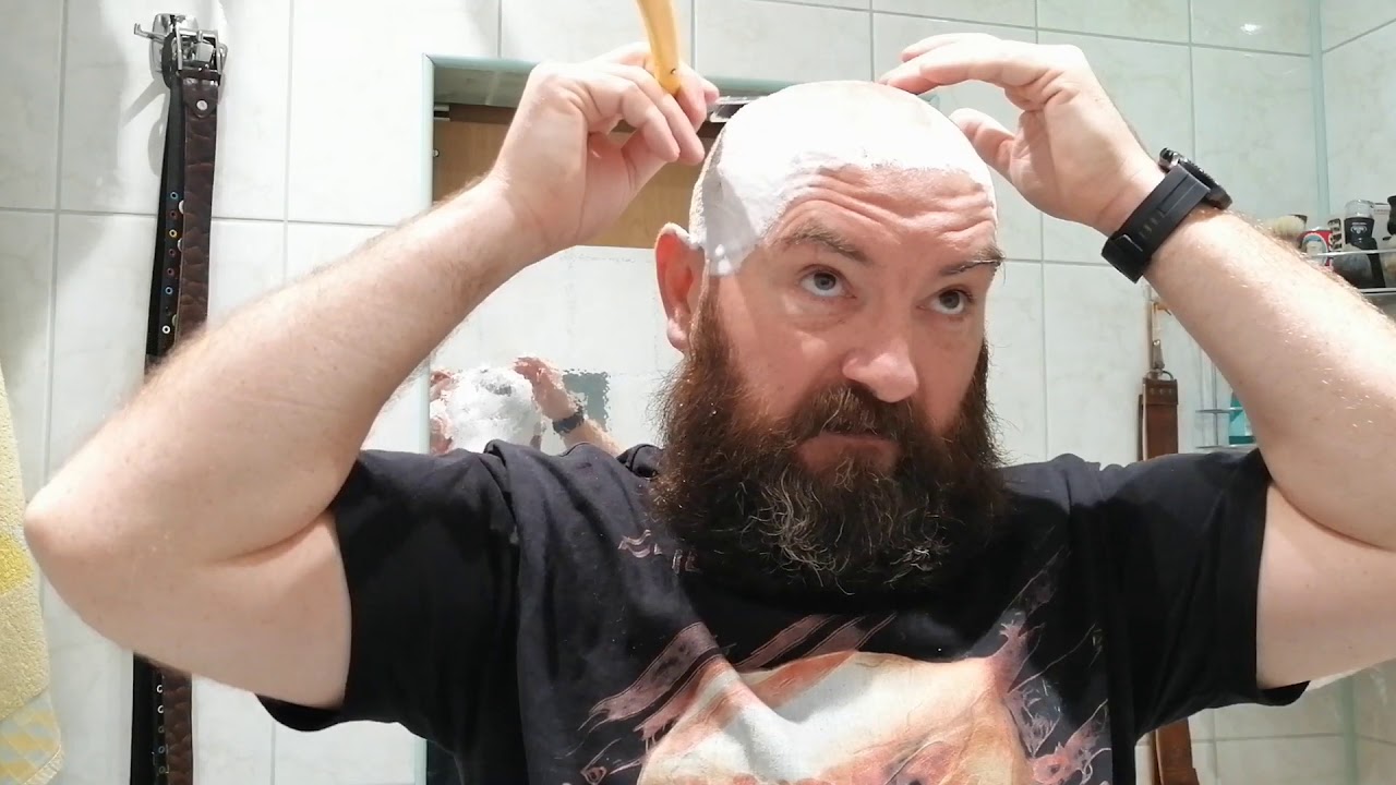 Próba golenia głowy BRZYTWĄ