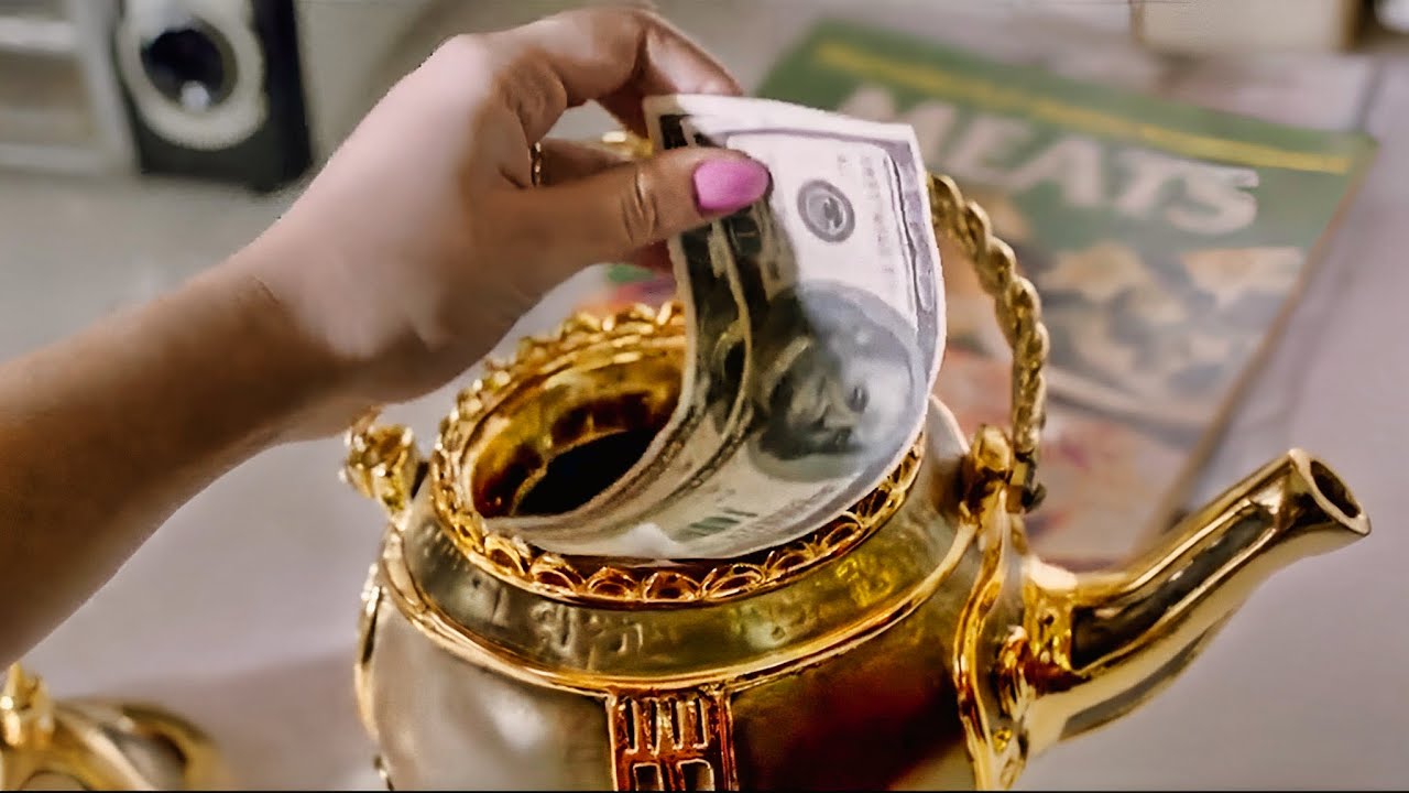 ابريق سحري بيطلع ملايين الدولارات لصاحبه كل ما يضـرب حد ! ملخص فيلم Brass Teapot