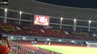 Aksi Koreo Pasoepati dalam Laga Persis vs Persib di Manahan Solo