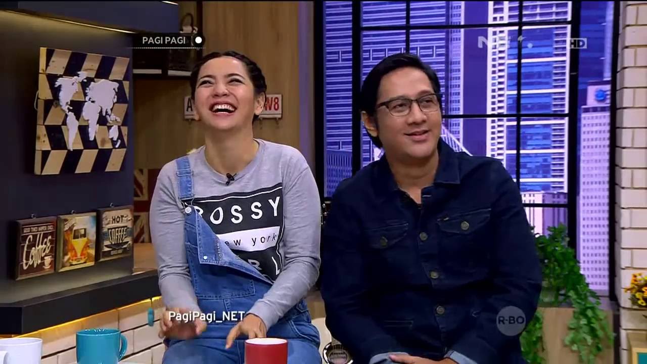 Hesti Jatuh Terjerembab dari Kursi