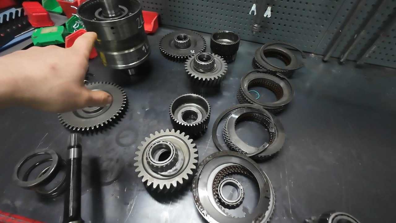 Demontaż i weryfikacja części skrzyni biegów powerschift od ładowarki teleskopowej JCB 533