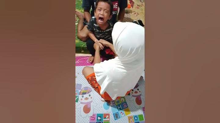 tangan anak terkilir, nangis saat di pijat, 10 mnit kemudian sembh #fypシ #dagelan #anakkecil #shorts