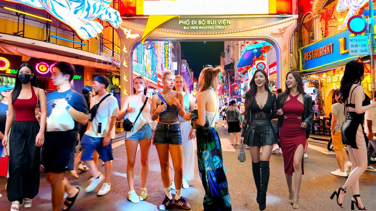 Vietnam Saigon Ho Chi Minh City Nightlife:So Many Pretty Ladies! Street Scenes