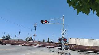 Very fast & short BNSF intermodal racing out of Shafter