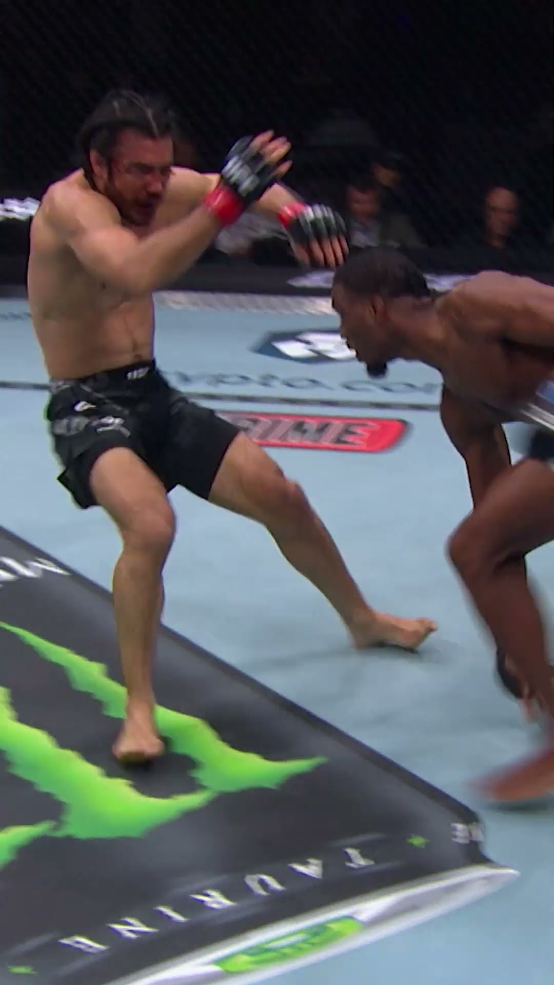 these Danny Barlow hammer fists were NASTYYYYY ? #UFCVegas103