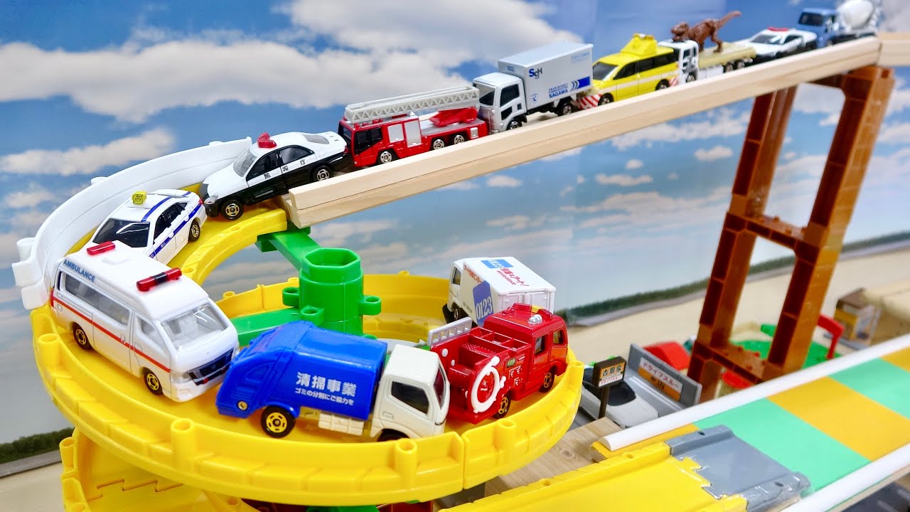 【トミカ】ミニカー 90台 ➕️ カーパーキング ➕️坂道スロープ　まとめ売り トミカ☆はたらくくるまのミニカーが【木製スロープ/トミカのぐるぐる