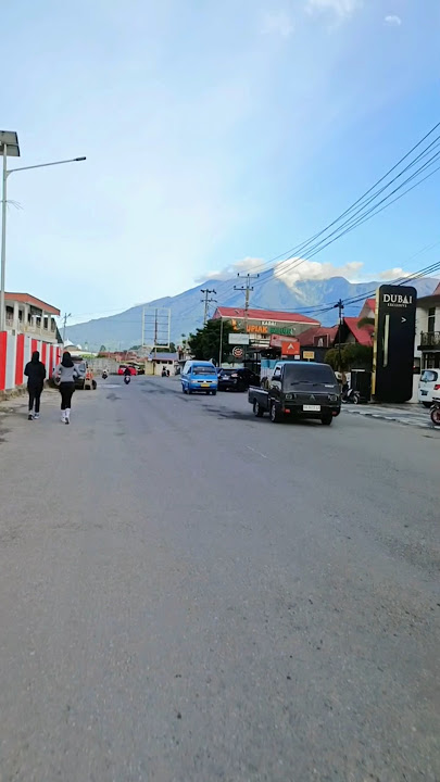 Motoran dengan view cerah Gunung Marapi Sumatera Barat. Liburan jalan-jalan wisata alam Bukittinggi