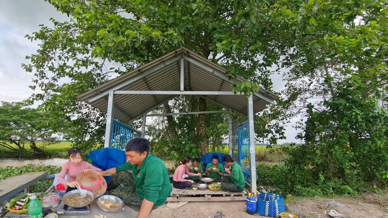 Đào Hang B.ắ.t Cá Nấu Nồi Mắm Kho Thơm Phức, Ăn Trong Căn Chòi Vắng Vẻ...| HSQ #167