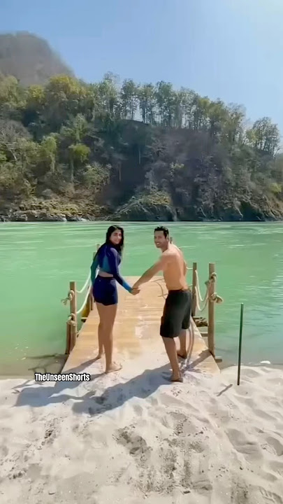 Download lagu Pooja Hegde and Varun Dhawan swimming in Rishikesh shooting for #HaiJawaaniTohIshqHonaHai 🎬🔥