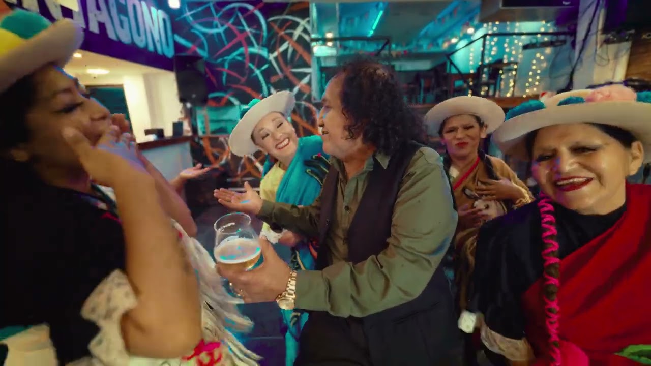 Mil Botellas - Adrian y Los Dados Negros (Huayño)