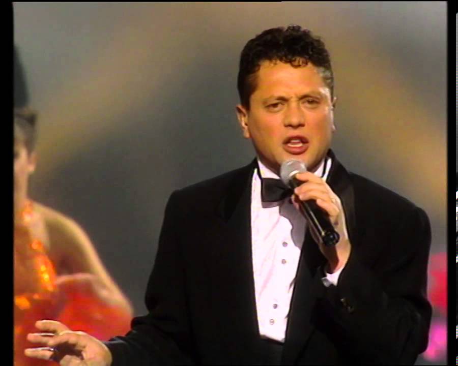 CANTORES DE HISPALIS "SOY DE AQUÍ AL LADO" - YouTube