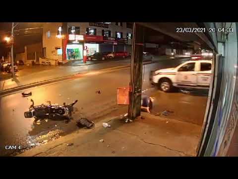 Motociclista colide violentamente contra poste no São Cristóvão