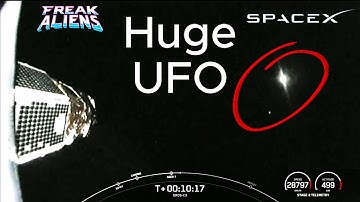 Een gigantische UFO houdt toezicht op de lancering van de satelliet tijdens de live webcast van d...