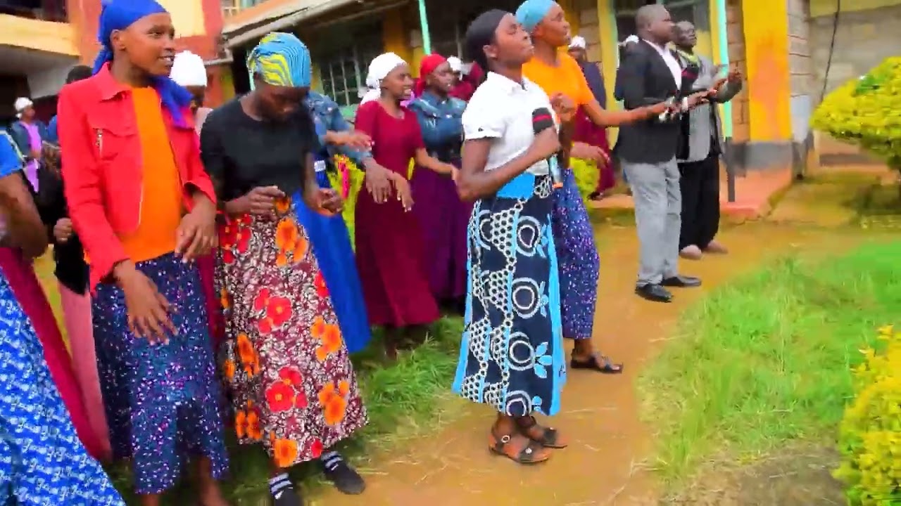 THEY ARE THE YOUTHS FROM KAMOKOMON DOING THEIR BEST PERFORMANCE EVER!