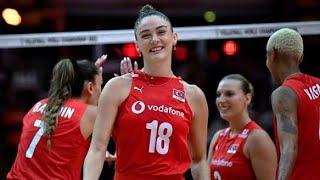 🔥「えぐい美女すぎる！」198cmトルコ女子が真紅ドレスで激変😍❤️「まるで別人」「美しすぎる」とファン騒然！🏐✨