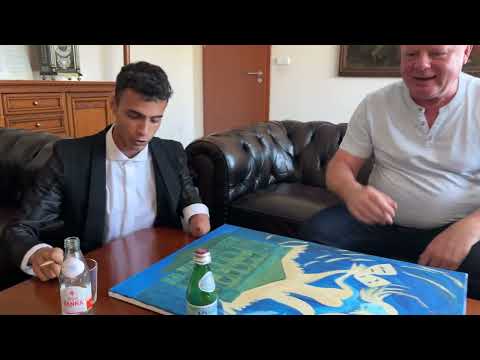 Jednoruký muzikant a výtvarník Martin Baloga venoval filantropovi Milanovi Fiľovi svoj obraz