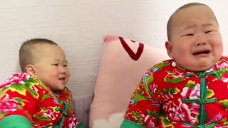 Cute Twin Brothers Momentthe Younger Brother Smiled And Watched His Older Brother Cry
