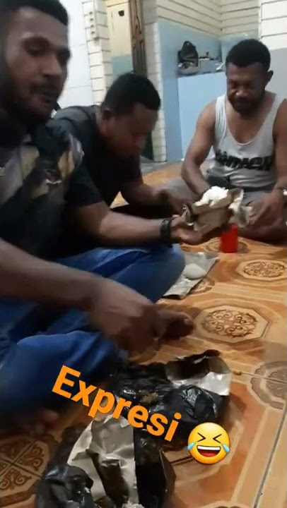 EXPRESI LUCU MAKAN CEPAT 😂, #vidiolucu #kuliner #makanmalam #family #papua #nabire #fun #happy #seru