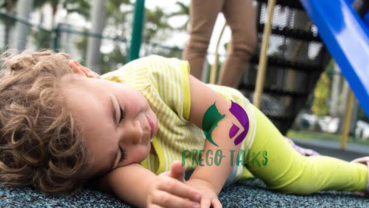 мама заставляет ребенка есть. плачущий школьник. еда для детей. маленького ребенка ударяют головой. ребенку 6 лет становится плохо.