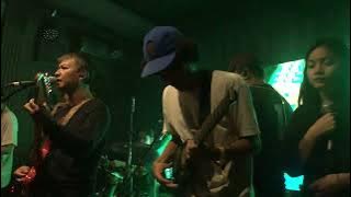 Download lagu Efek Rumah Kaca - Jatuh Cinta Itu Biasa Saja (Live at Camden Cikini, Jakarta 5/10/2023)