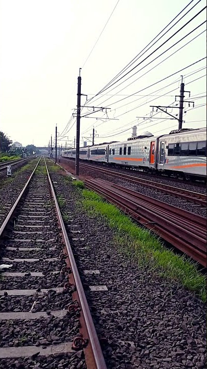 KLB - Lokomotif longhood - bawa bantalan kosong