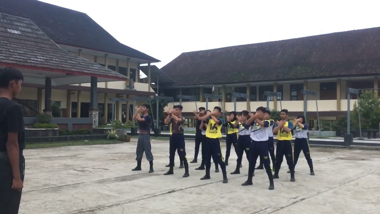 Latihan Variasi Formasi Paskibra SMAN 16 Garut