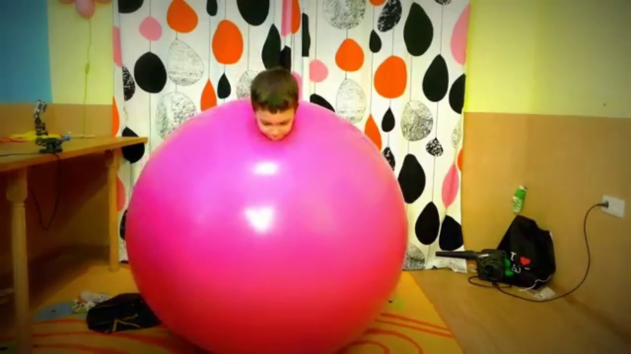 Надуть шары видео. Гигантский шар giant Balloon. Огромный надувной шарик. Надуваем огромный шар. Огромный резиновый шар.