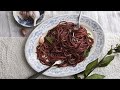 La ricetta one pot dello spaghettone al vino rosso