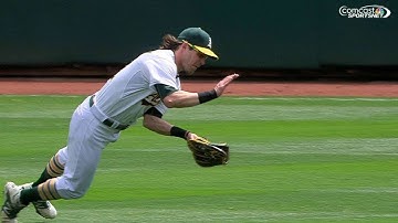 HOU@OAK: Reddick makes a diving catch to rob Springer