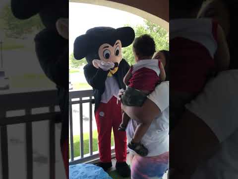 Baby sees Mickey Mouse for the first time!!! 🐭 (reaction) Mickey Mouse Costume (Espańol)