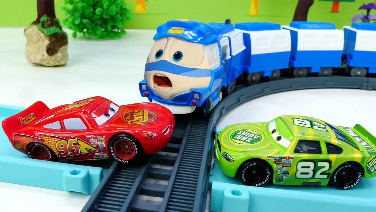 Coches Infantiles En La Pista De Carreras Juguete Rayo Mcqueen En