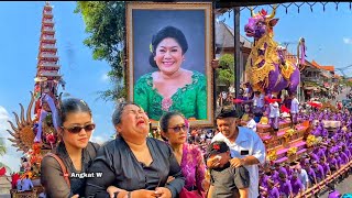 Magnificent, the pinnacle of the Ubud Grand Palace's Peleb0n work, the beautiful wife of the Niti...