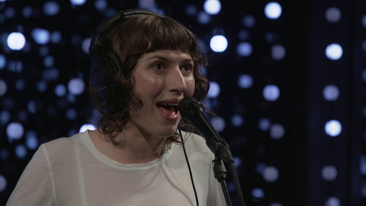 Aldous Harding - Horizon (Live on KEXP) in studio nails