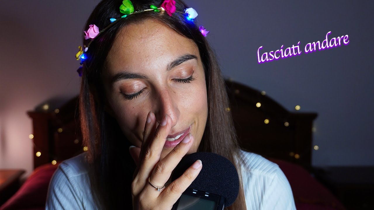COCCOLE RILASSANTI PER TE 💕 Whispering intenso, tongue clicking & face touching | ASMR ITA