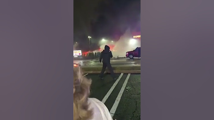 Graban el momento en que se estrella un avión en Filadelfia